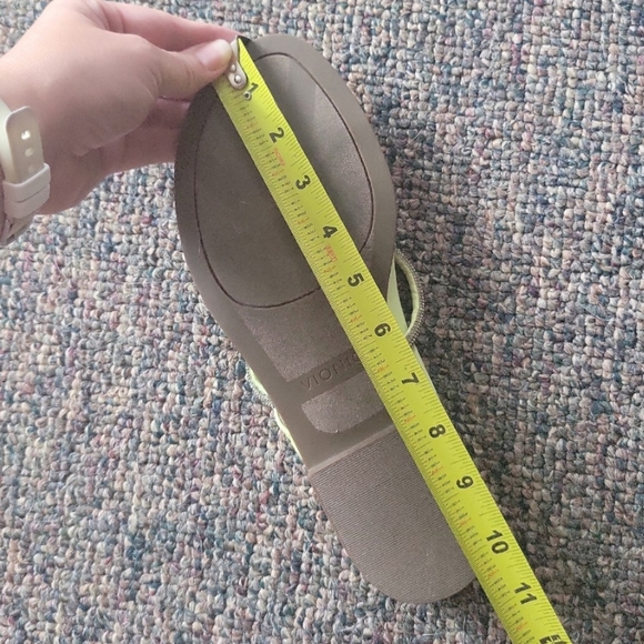 Almost new Vionic size 9 sandal - Picture 9 of 9